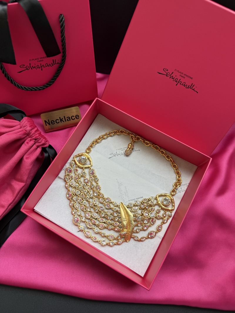 Колье с кристаллами и золотистым элементом Schiaparelli