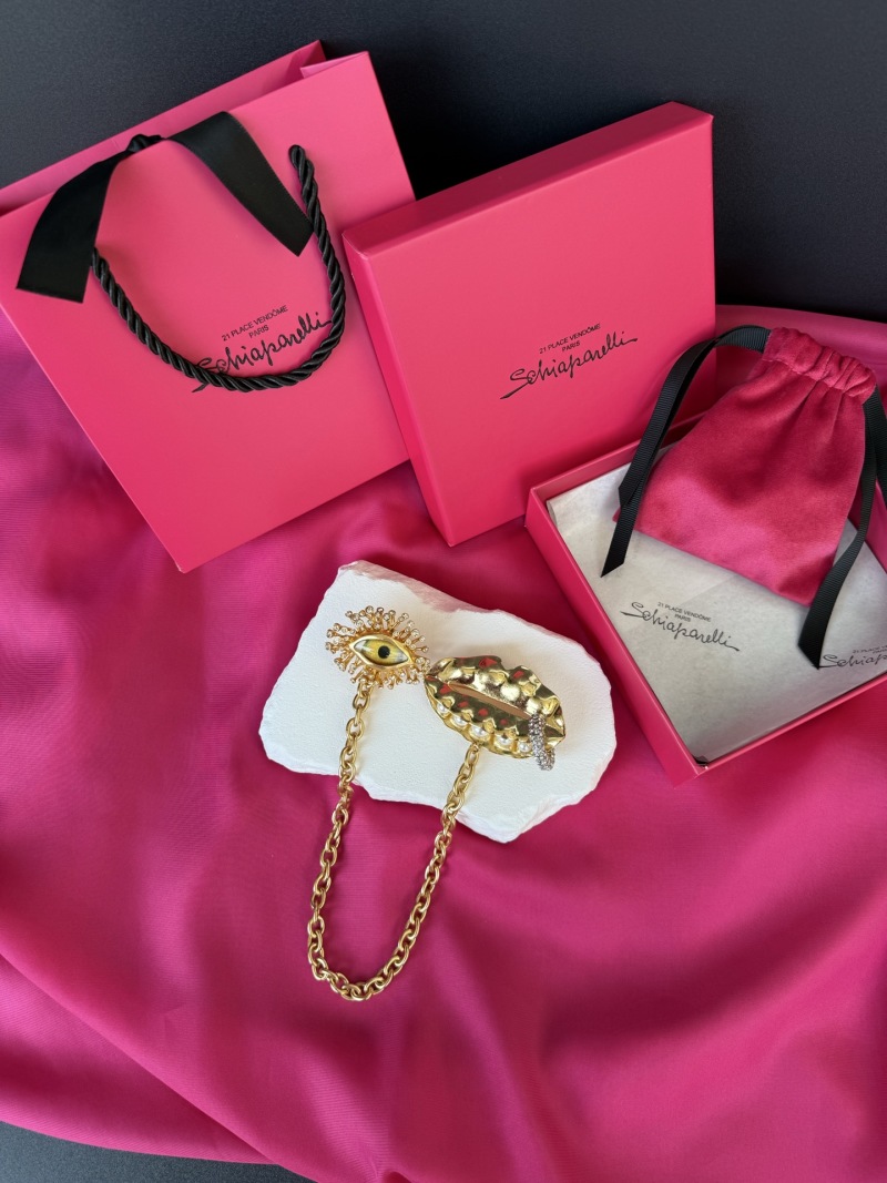 Брошь в виде глаза и губ с цепочкой Schiaparelli