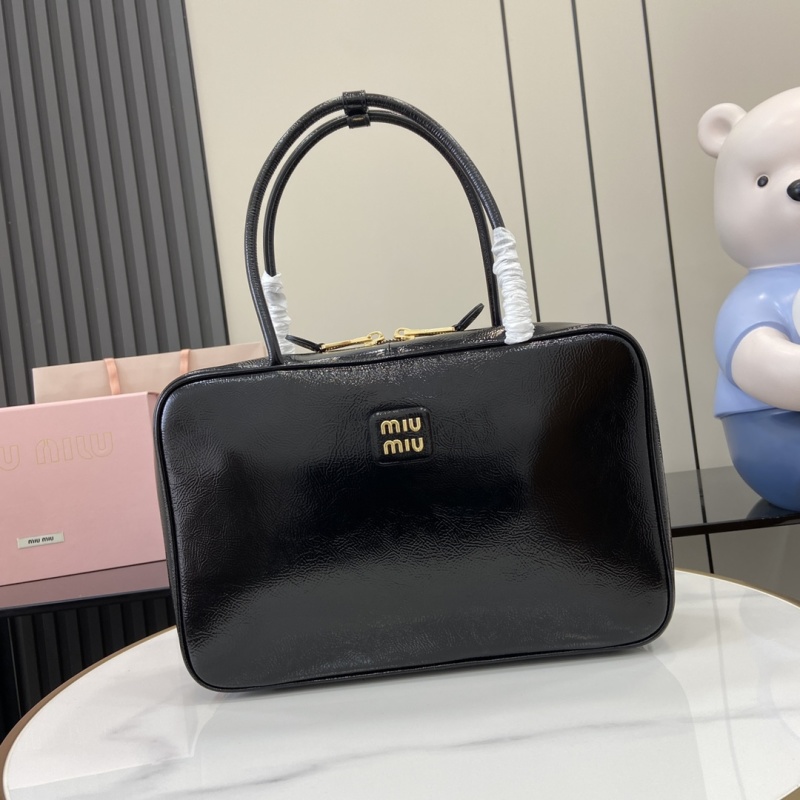 Черная сумка Miu Miu с ручками