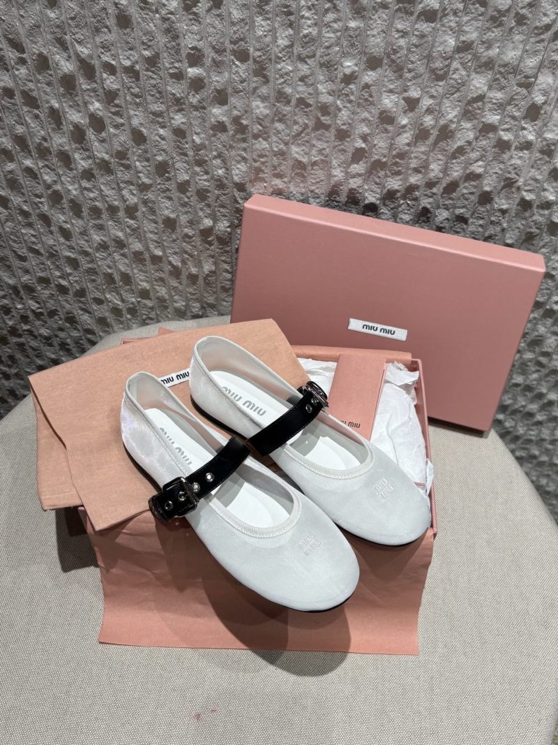 Балетки Miu Miu из белой сетки с черной пряжкой