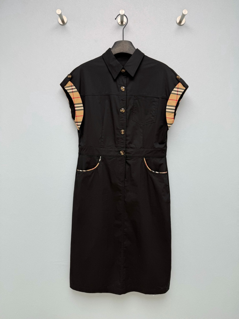 Чёрное платье Burberry с короткими рукавами и монограммой