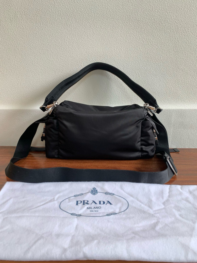 Чёрная сумка Prada с логотипом