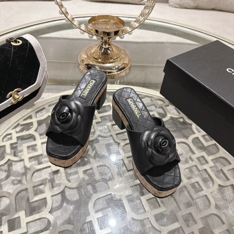 Черные сандалии с камелией на платформе Chanel