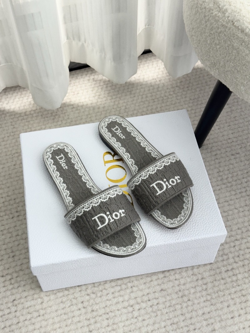 Женские шлёпанцы Dior с белой кружевной отделкой