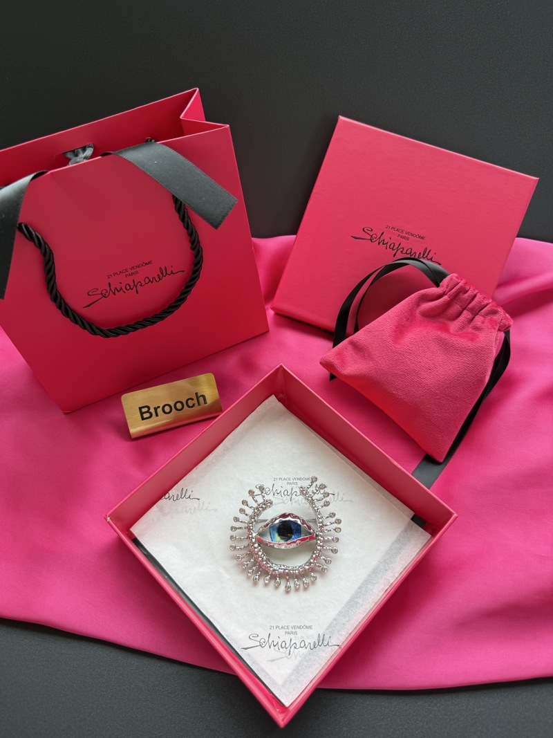 Брошь Schiaparelli с глазом