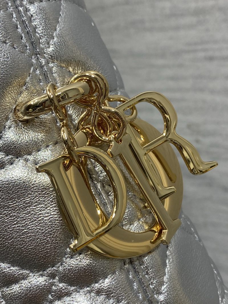 Сумка Dior серебристая с ручкой