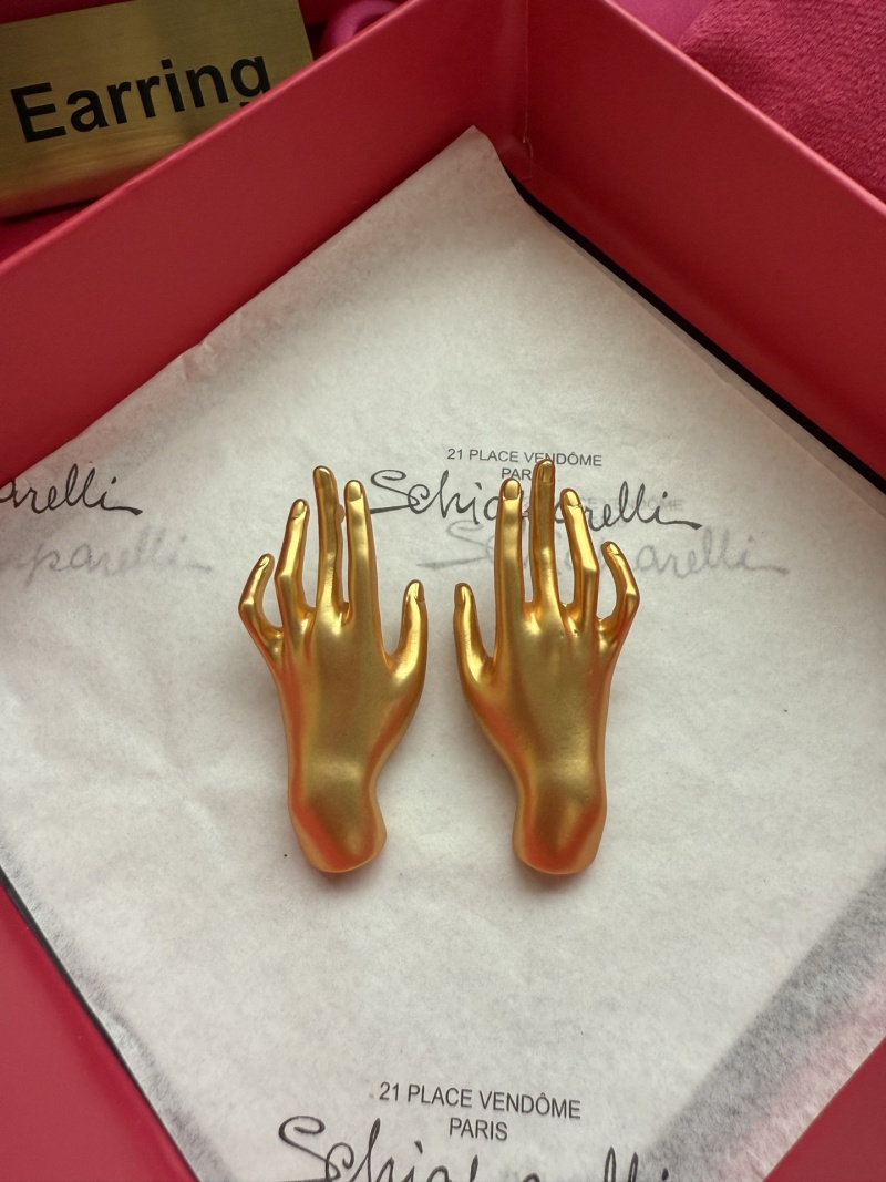Серьги в виде рук Schiaparelli
