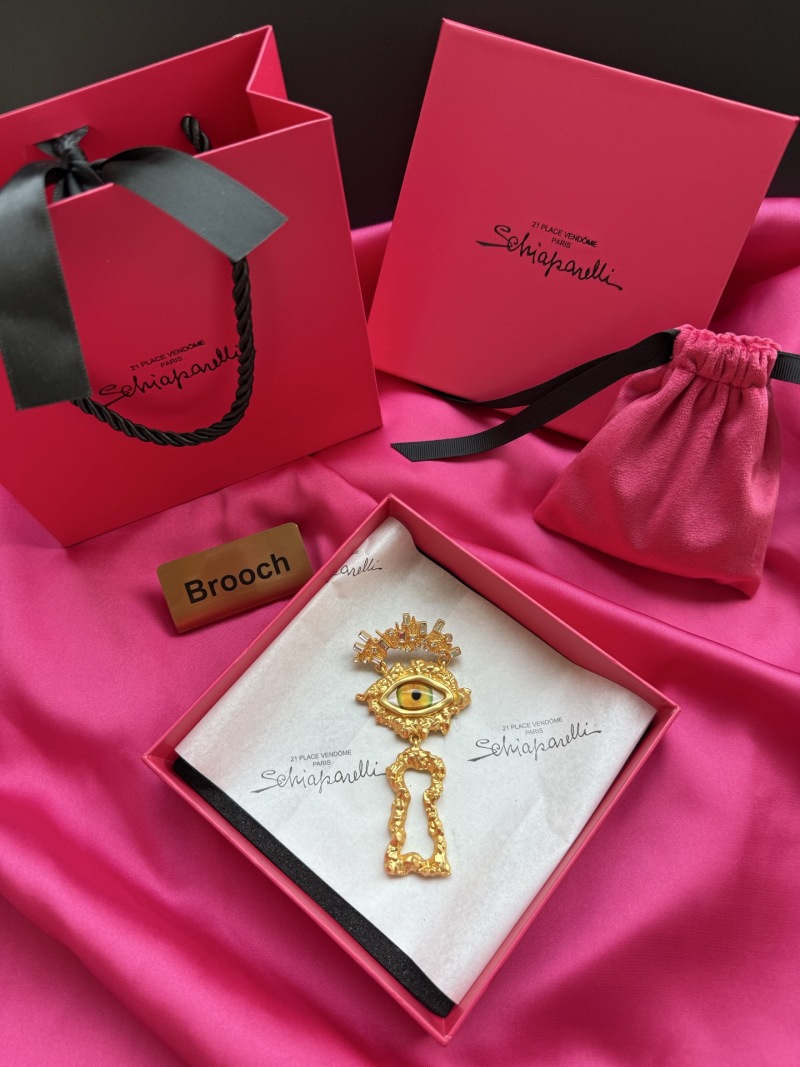 Брошь Schiaparelli с глазом