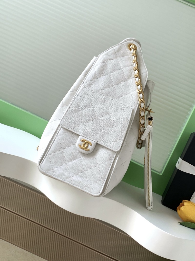 Белая сумка с золотой фурнитурой и цепочкой Chanel