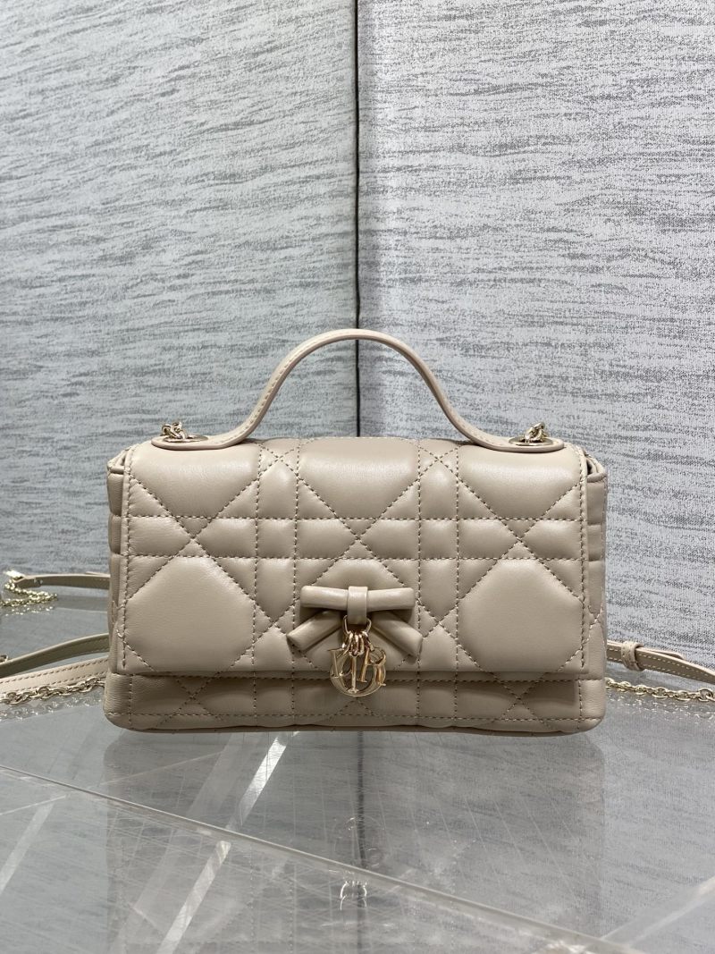 Женская сумка Dior с кисточкой