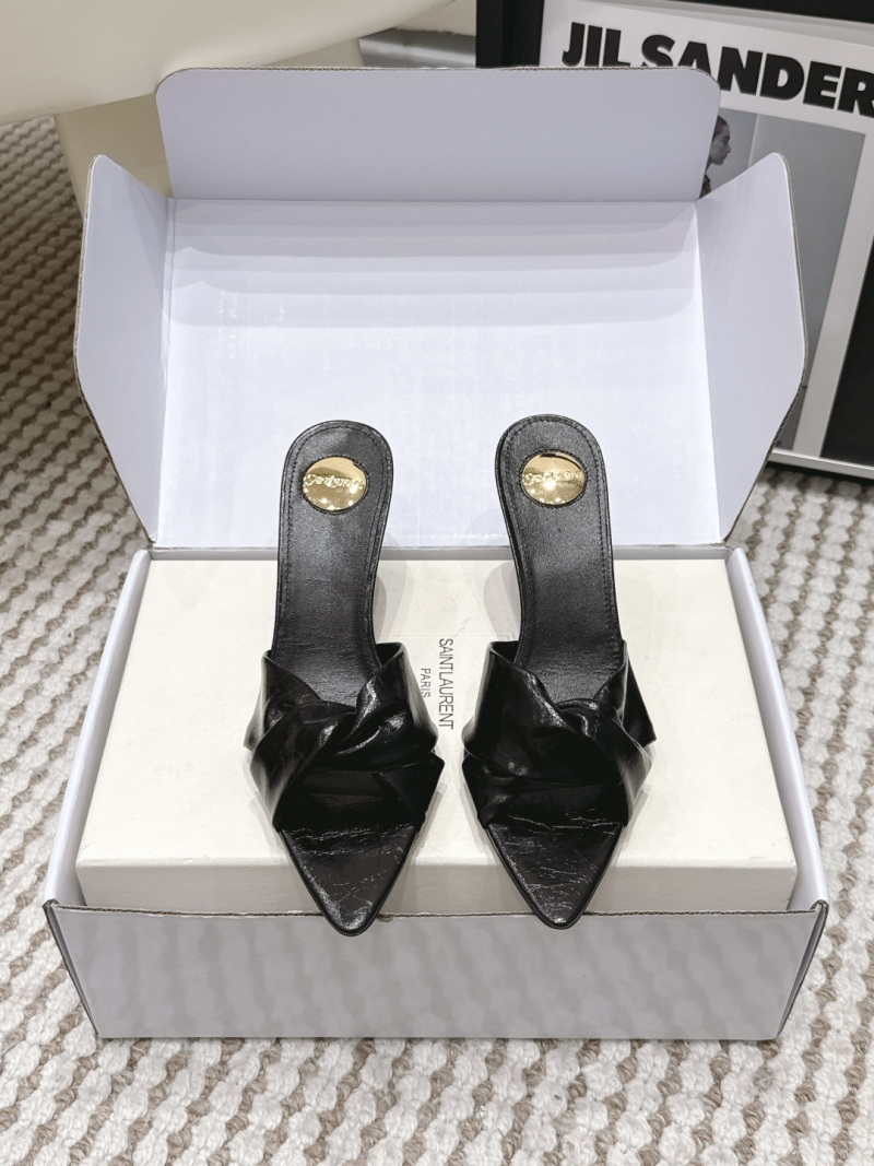 Женские чёрные замшевые мюли со страпичным декором Saint Laurent