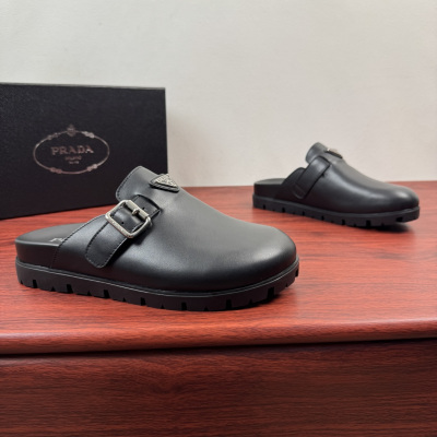 Мужские шлёпанцы Prada