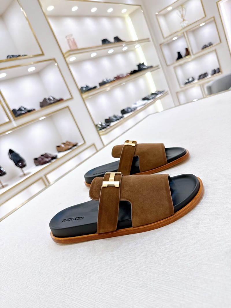 Шлепки мужские замшевые коричневые с металлическим декором Hermès