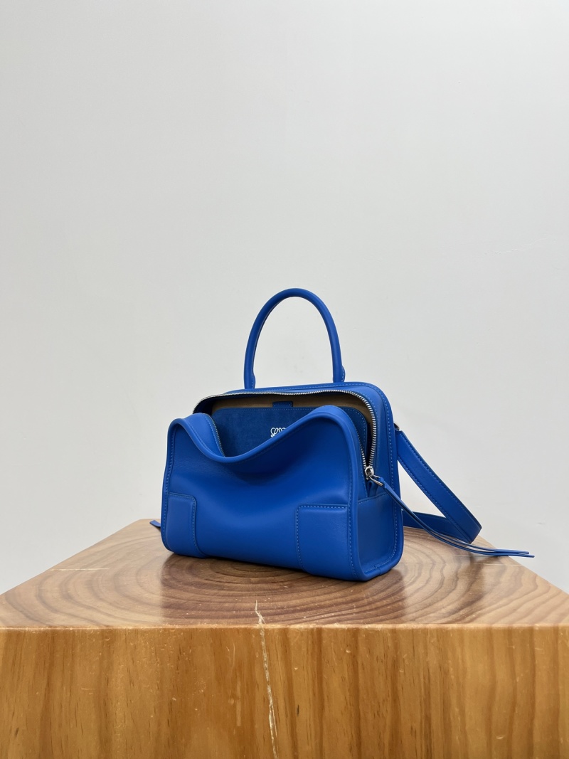 Синяя кожаная сумка Loewe Amazona 180