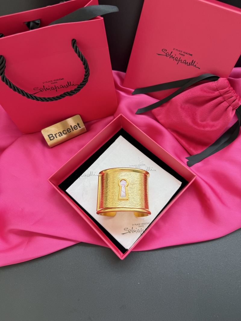 Золотистый браслет Schiaparelli