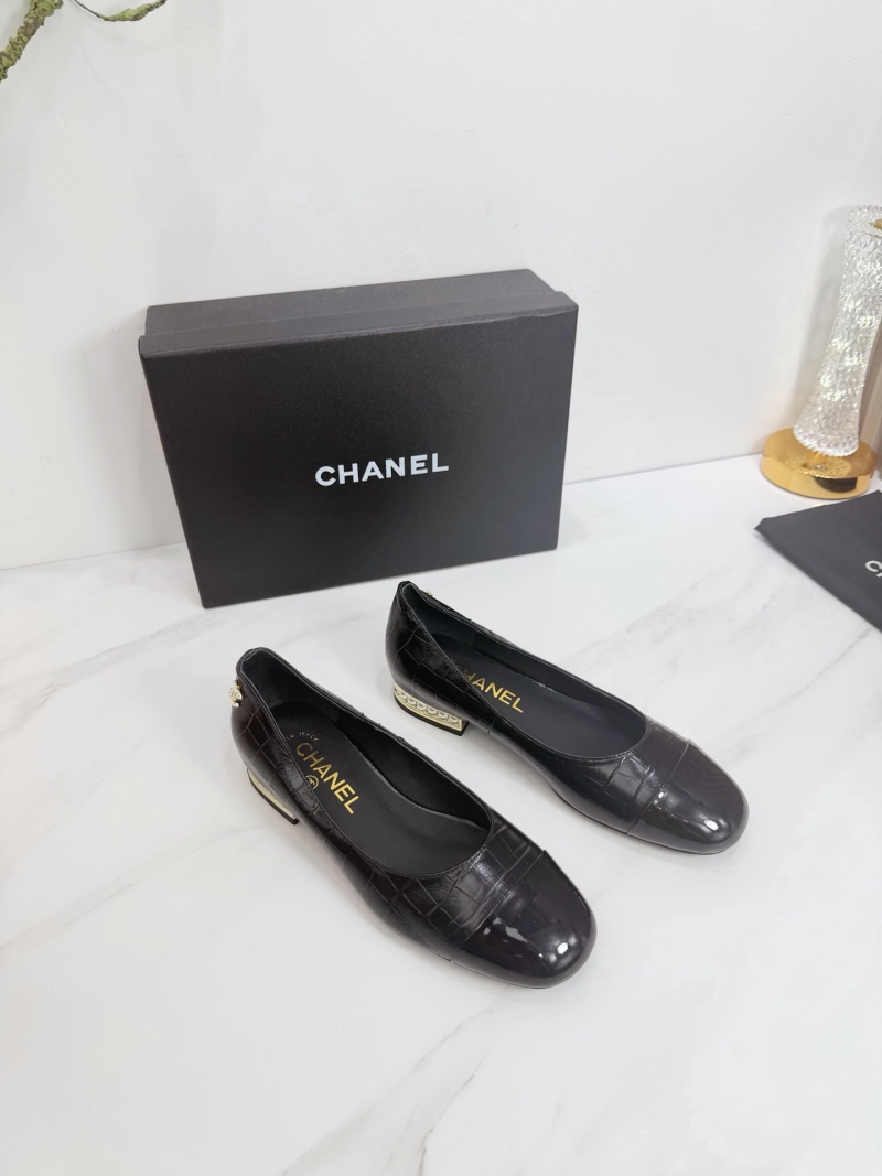 Чёрные женские туфли с крокодиловым тиснением и золотыми каблуками Chanel