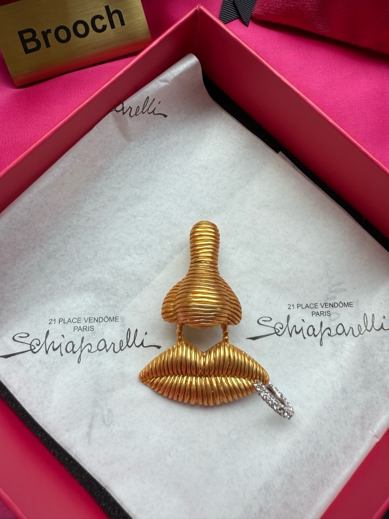 Брошь в виде губ Schiaparelli