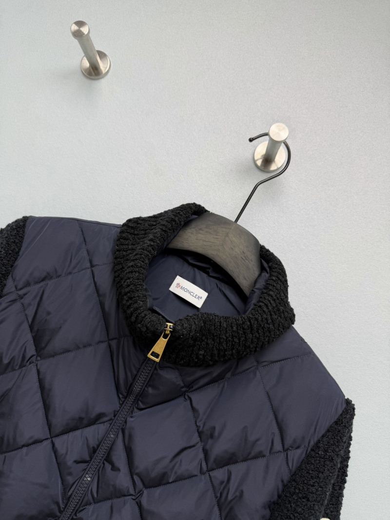 Куртка Moncler с меховым воротником