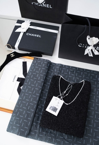 Чёрный топ Chanel с V-образным вырезом из шерсти