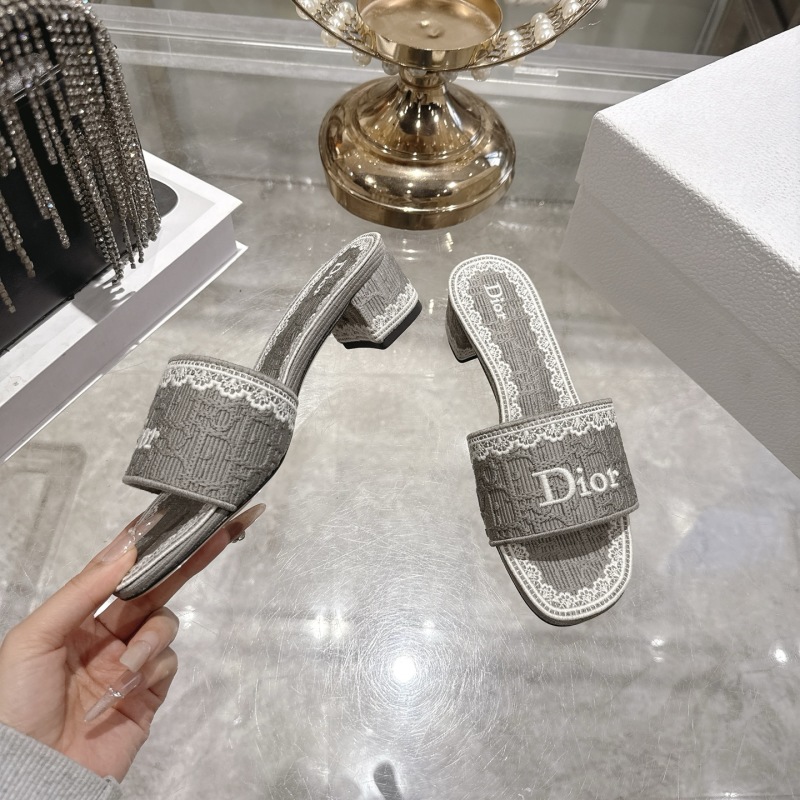 Женские шлёпанцы Dior с вышивкой логотипа и цветочным узором