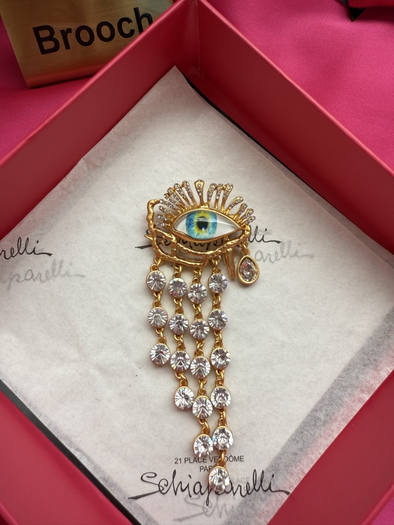 Брошь Schiaparelli с глазом