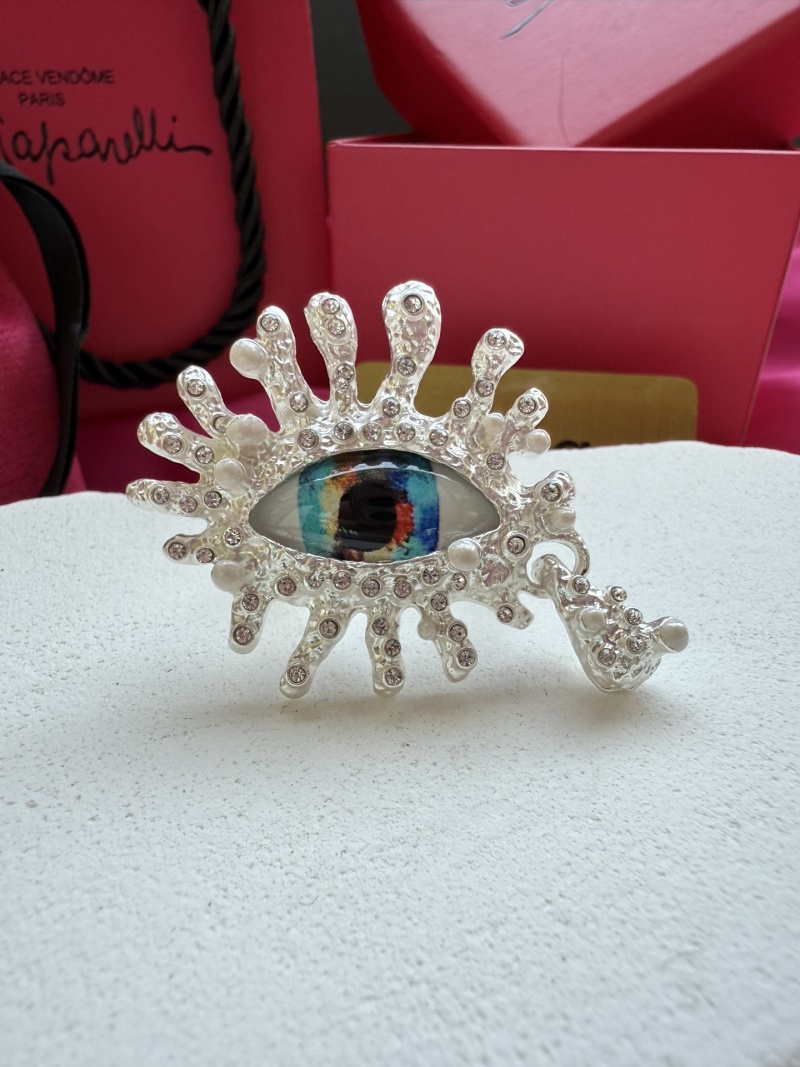 Брошь в виде глаза Schiaparelli