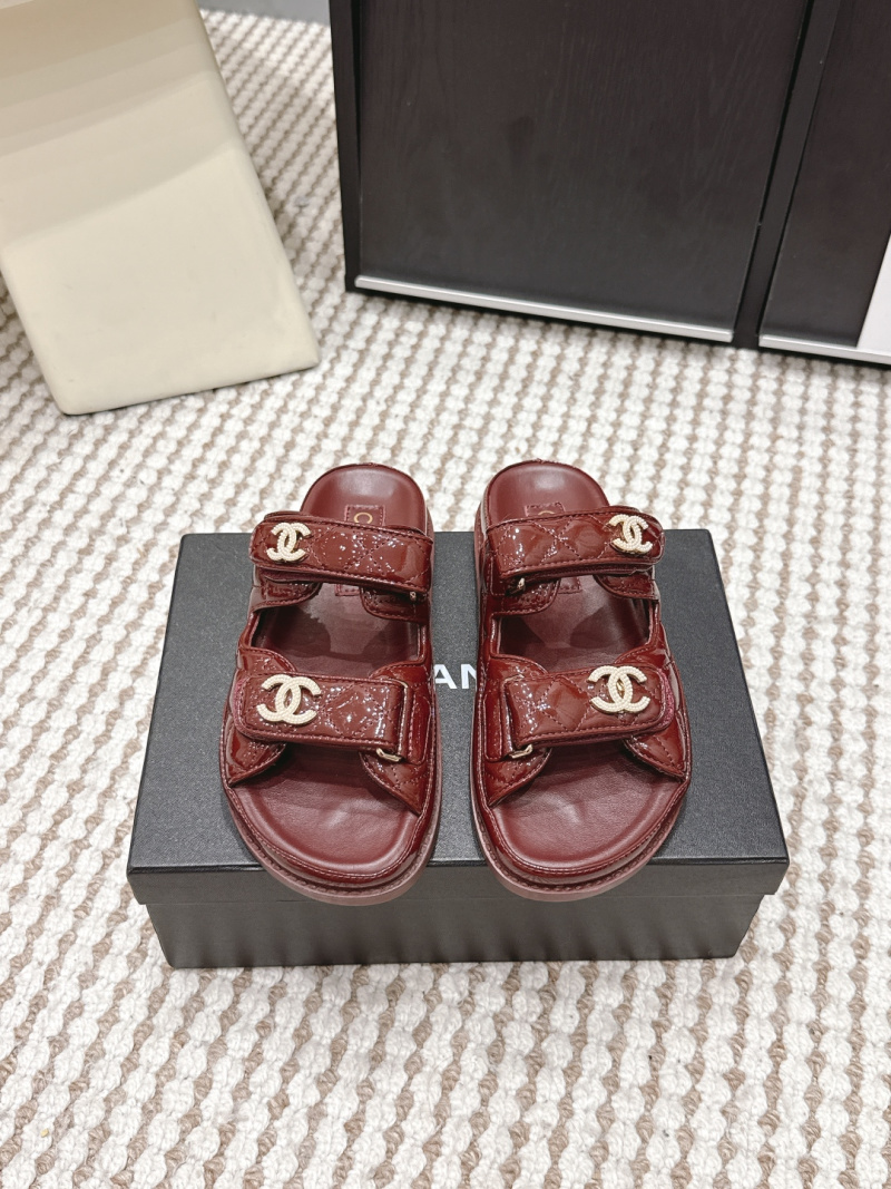 Женские кожаные босоножки-слайдеры с пряжкой Chanel