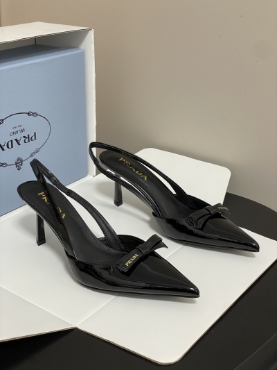 Женские черные лаковые туфли Prada на шпильке с бантом
