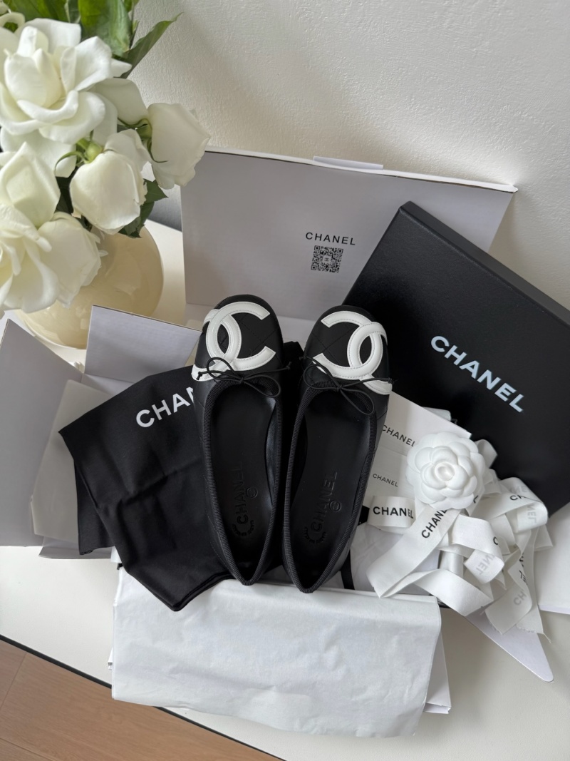 Черные кожаные балетки с логотипом Chanel