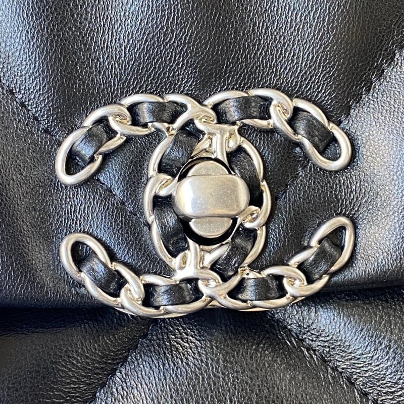 Кожаная сумка Chanel с цепочкой