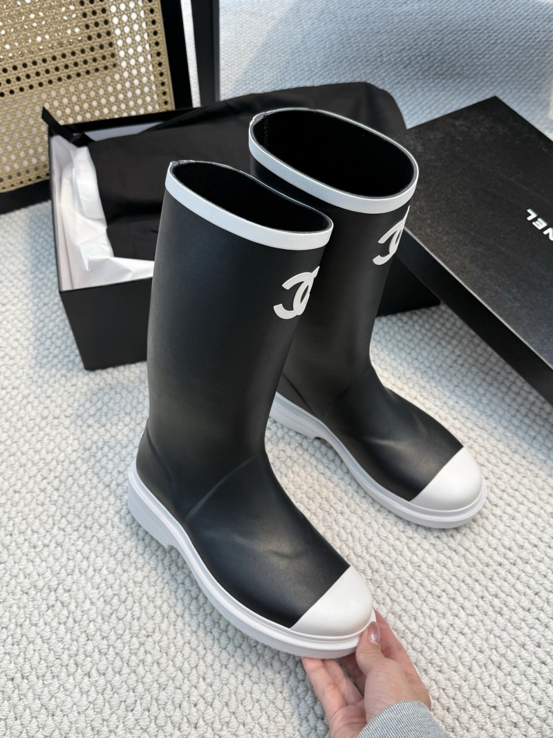 Женские сапоги чёрные с белым декором Chanel