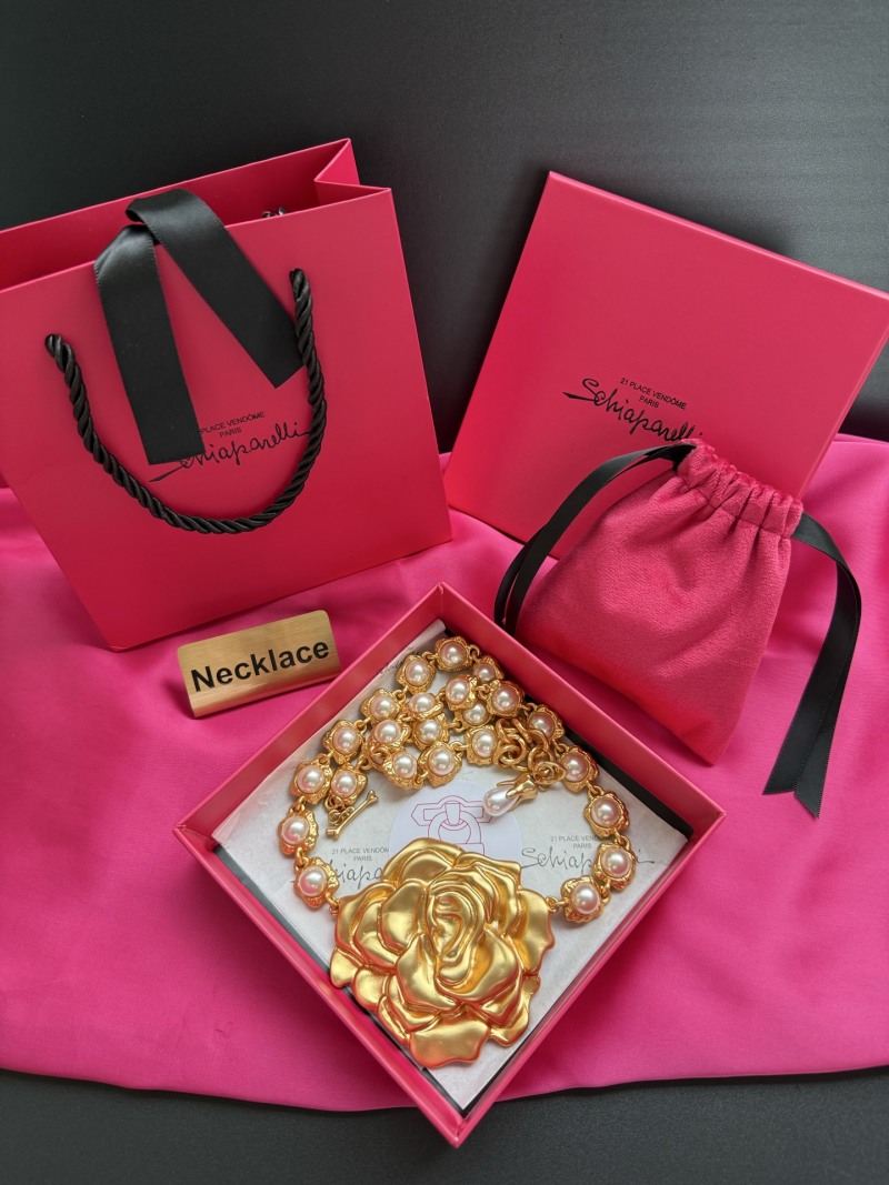 Колье с розой и жемчугом Schiaparelli