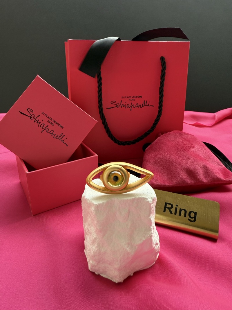 Золотистое кольцо в форме глаза Schiaparelli