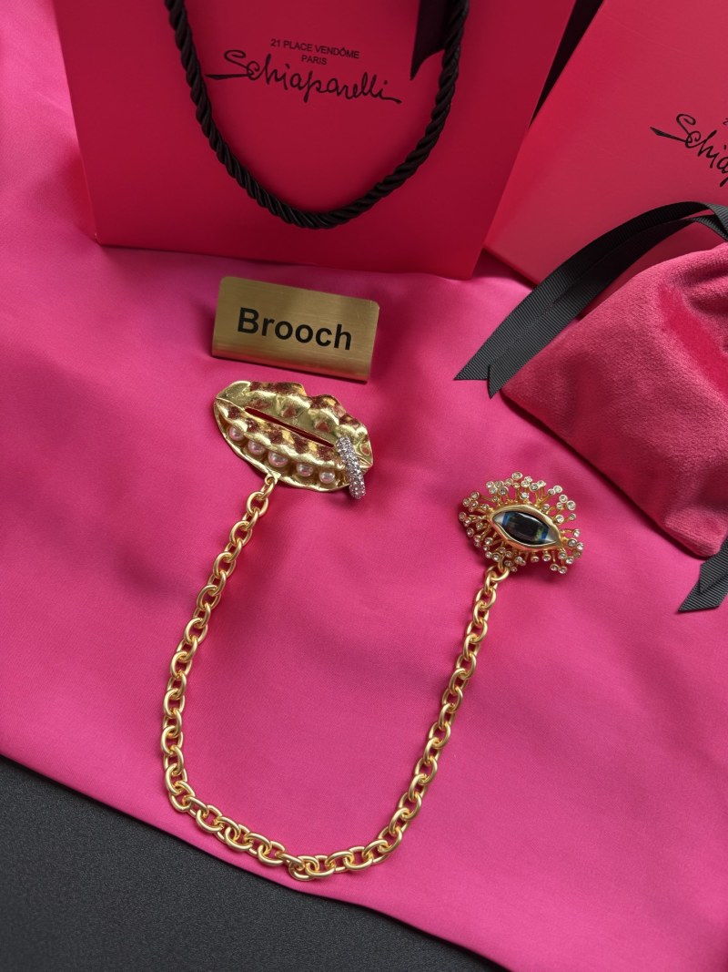 Брошь Schiaparelli в виде губ и глаза