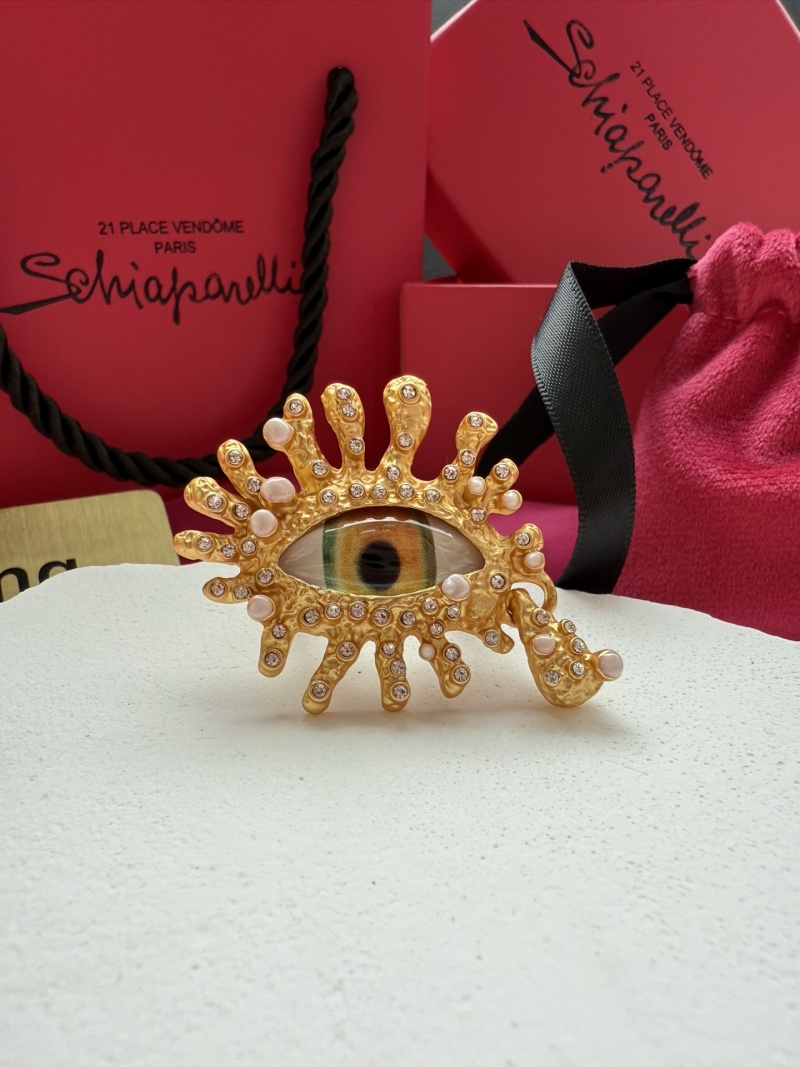 Брошь в виде глаза Schiaparelli