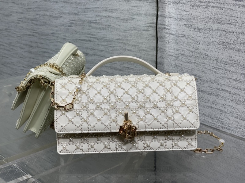 Женская сумка Dior с жемчужной отделкой