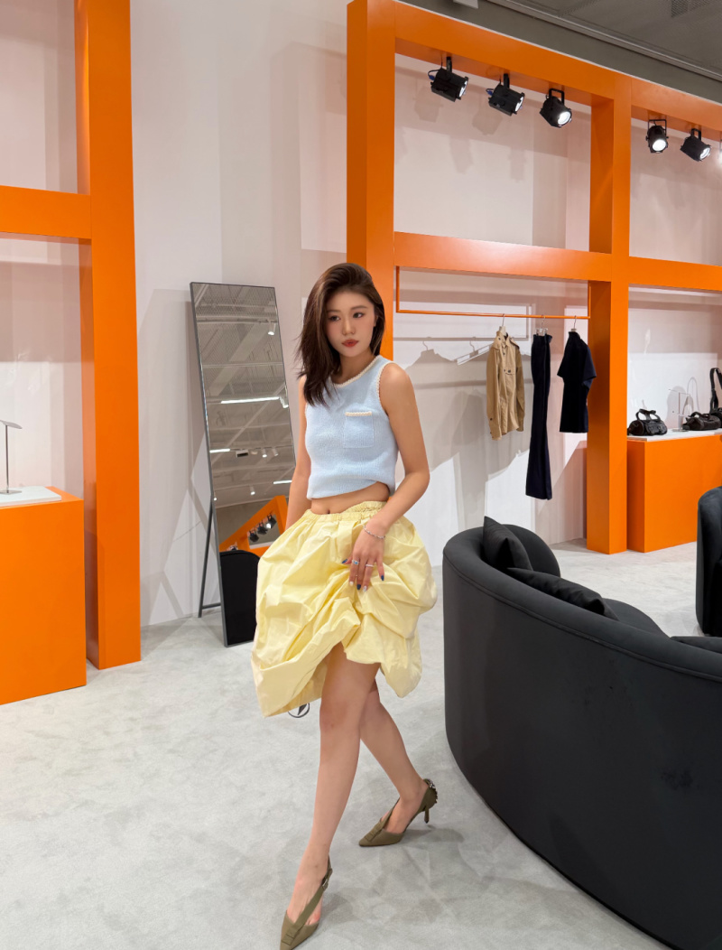 Топ женский вязаный пастельного оттенка с отделкой Prada