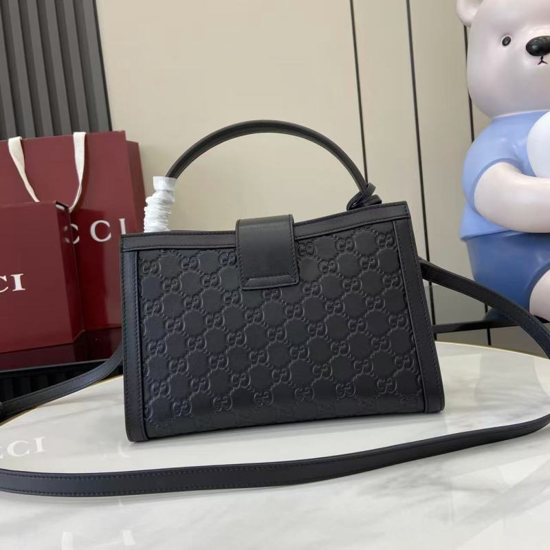 Черная сумка Gucci с золотой фурнитурой