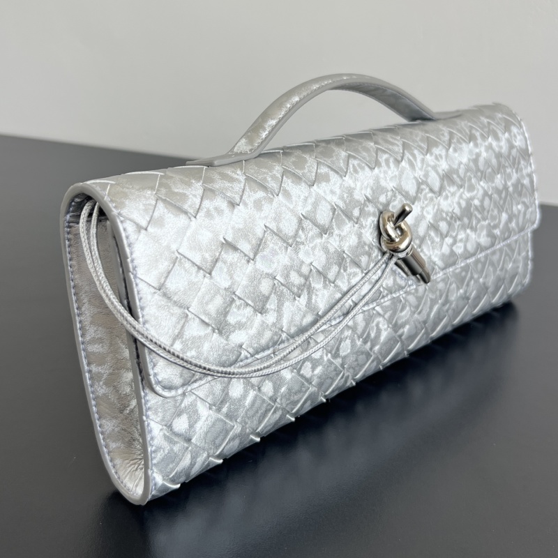 Сумка-клатч Bottega Veneta из сплетенной кожи серебристого цвета с металлическим узлом