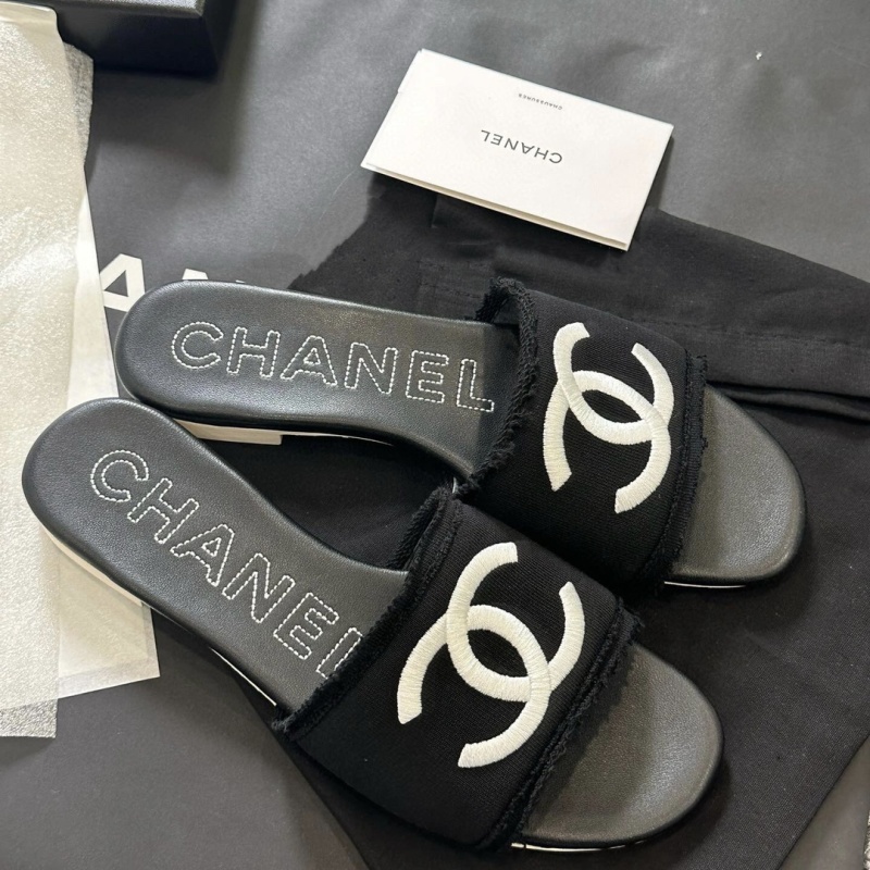Шлепки женские черные с логотипом Chanel