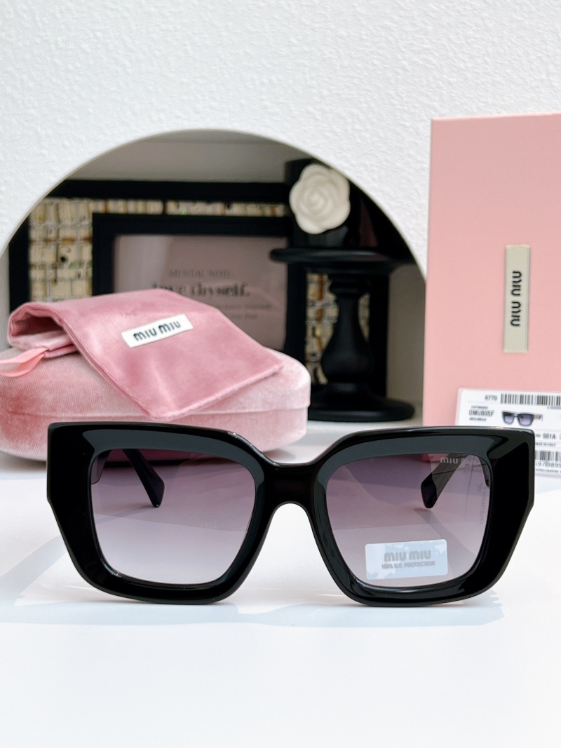 Солнцезащитные очки Miu Miu SMU B05-F
