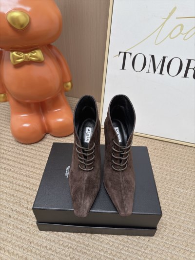 Женские ботильоны Alaia с пряжкой и острый носок коричневого цвета