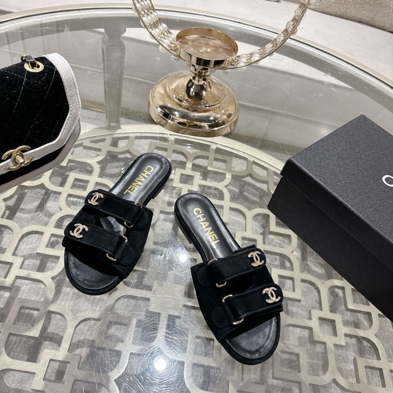 Женские черные сандалии на плоской подошве с декором Chanel