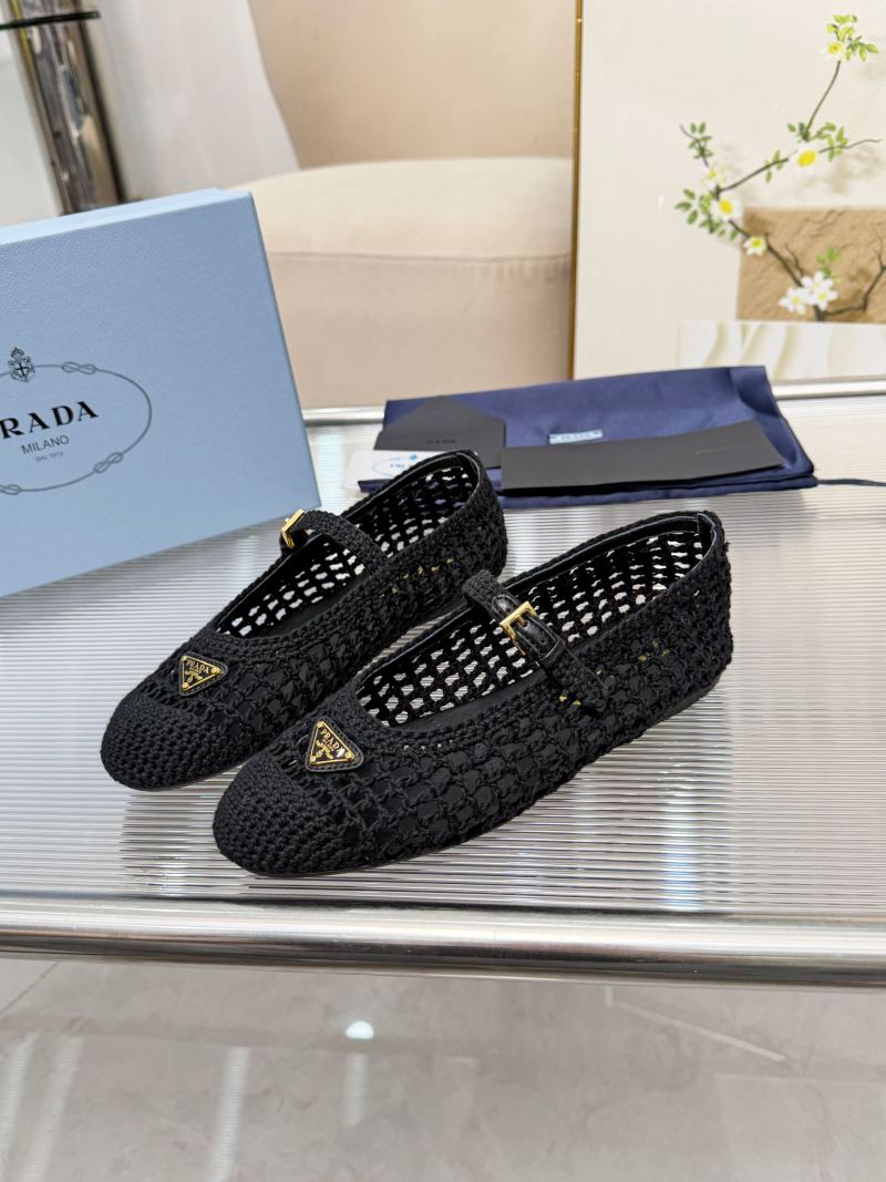Женские черные плетеные балетки Prada