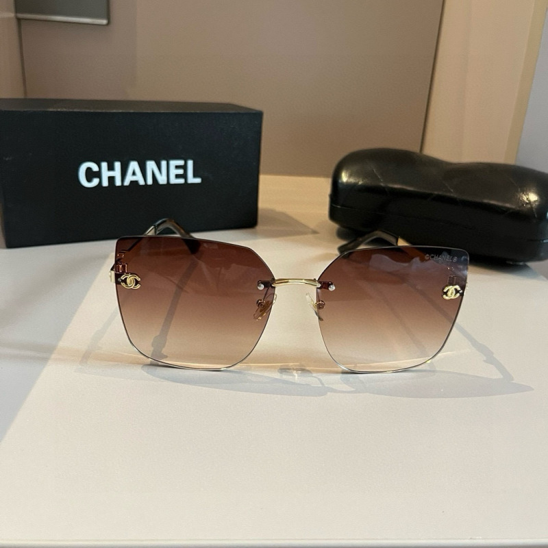 Солнечные очки Chanel с золотой оправой