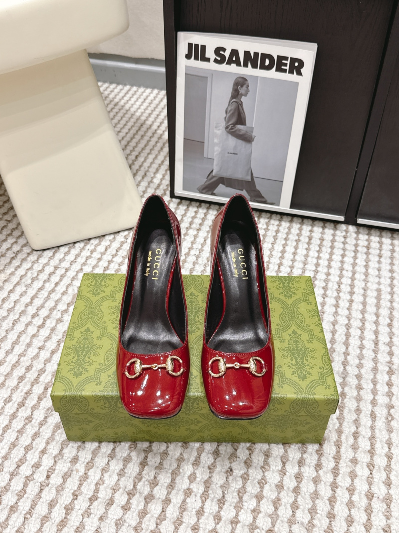 Женские лаковые туфли Gucci на каблуке с пряжкой