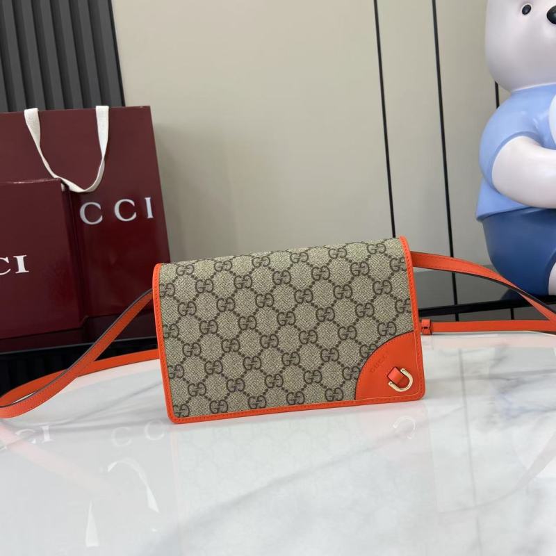 Сумка-клатч Gucci с монограммой и ремнем
