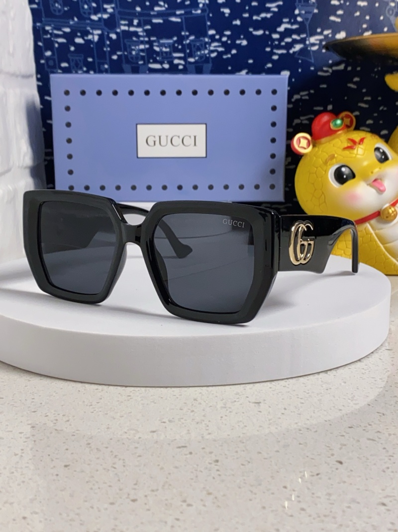 Квадратные солнцезащитные очки с декором на дужке Gucci