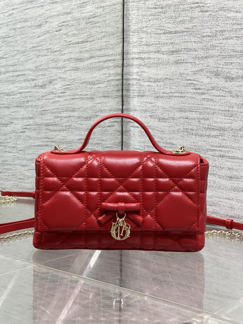 Красная сумка Dior с цепочкой и ручкой