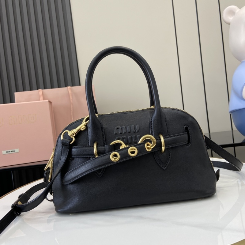 Черная сумка Miu Miu с золотой фурнитурой